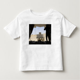 Camiseta Infantil Uma empilhadeira carrega carga em um Hércules C-13