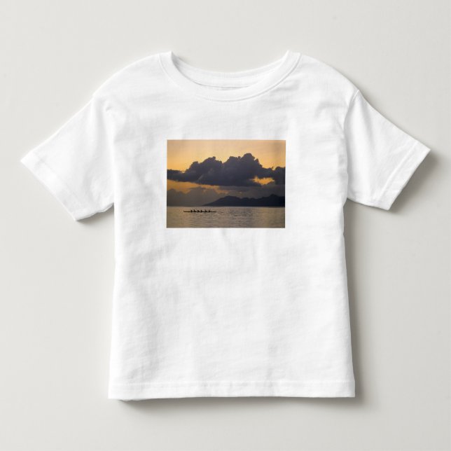Camiseta Infantil Uma equipe de canoa outrigger pratica na costa (Frente)