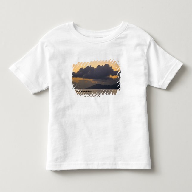 Camiseta Infantil Uma equipe de canoa outrigger pratica na costa (Frente)