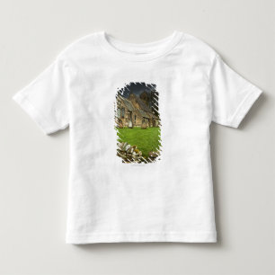 Camiseta Infantil Uma igreja velha sob um céu escuro
