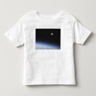 Camiseta Infantil Uma lua gibbous visível acima da atmosfera de