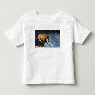 Camiseta Infantil Urso Pardo do Alasca Capturando Salmão em Brooks