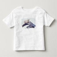 Urso polar em cima de um osso da mandíbula de uma