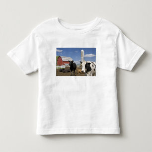 Camiseta Infantil Vacas na frente de um celeiro vermelho e silo em u