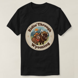 Camiseta Insígnia Retro Wyoming_ Bisonte com Cordilheira 