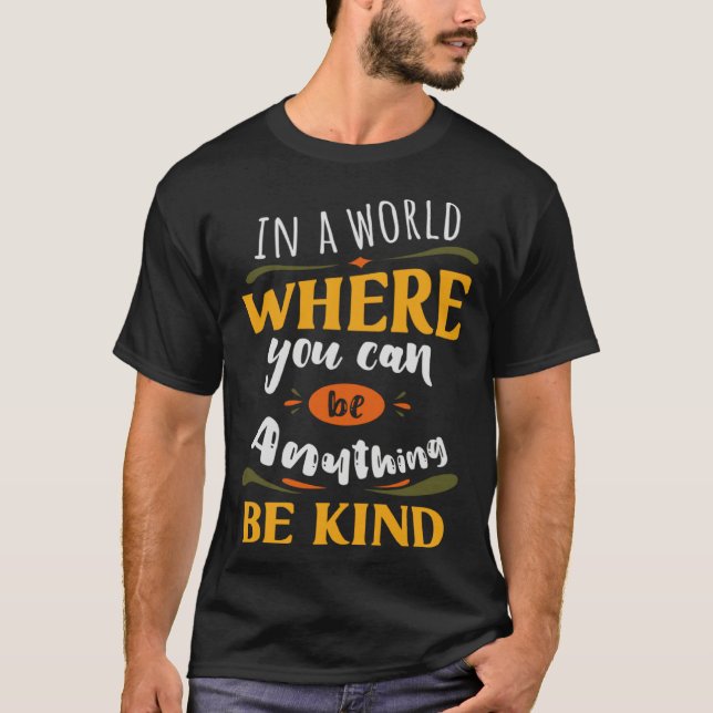 Camiseta Inspirational In a World Where You Can be Anything (Frente)