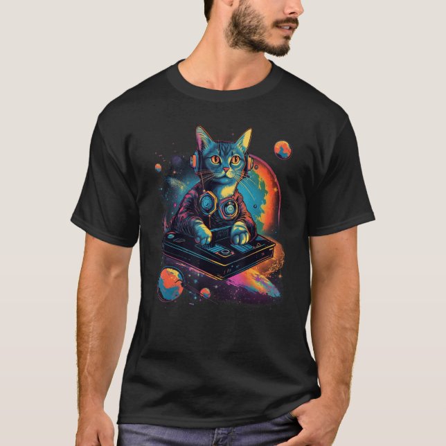 Camiseta Intergalactic Cosmic DJ Cat Vibrant Retro Futurist (Frente)