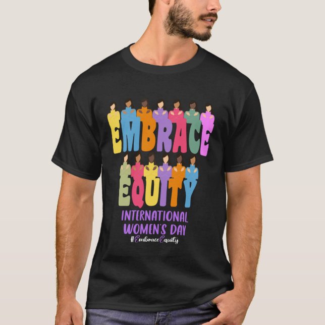Camiseta International Womens Day 2023 Embrace Equity 8 Mar (Frente)
