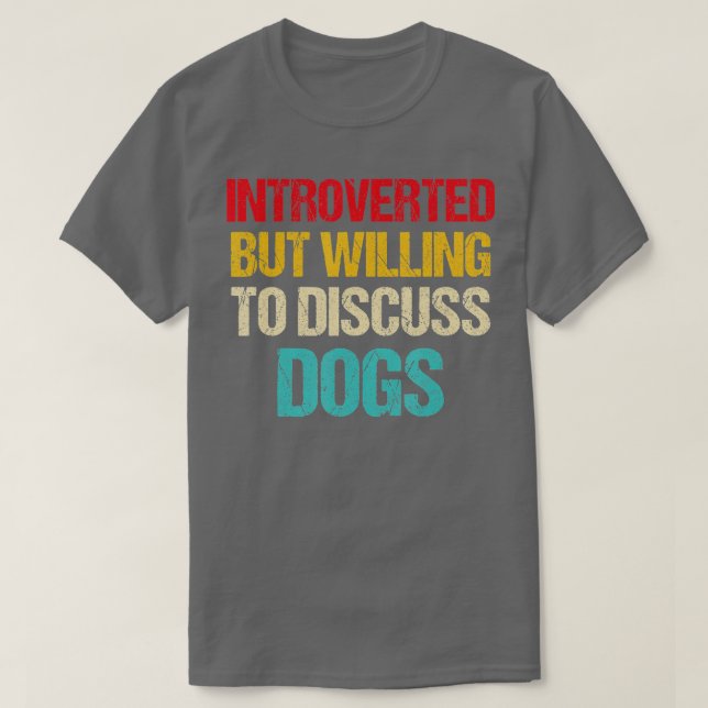 Camiseta introverted but willing to discuss dogs  (Frente do Design)