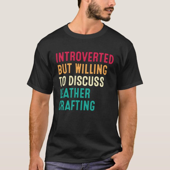 Camiseta Introverted But Willing To Discuss Leather Craftin (Frente)