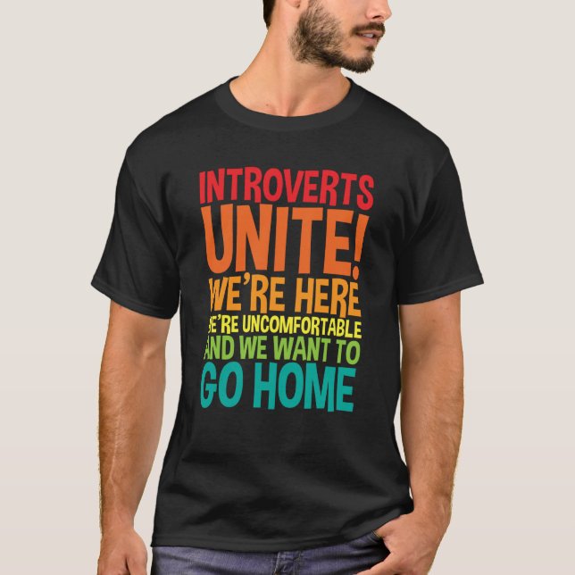 Camiseta Introverts Unite We're Here We're Uncomfortable (Frente)