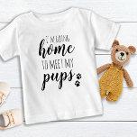 Camiseta Ir Para Casa Para Conhecer A Impressão Da Pups<br><div class="desc">Ir Para Casa Para Conhecer Os Meus Pups! Inclua o seu melhor cão e o novo cão guarda na casa de boas-vindas do seu novo bebê com esta linda roupa de bebê. "Ir Para Casa Para Conhecer Meus Pups" com pegadas e corações. Esse macacão de bebê amante de cachorro será...</div>