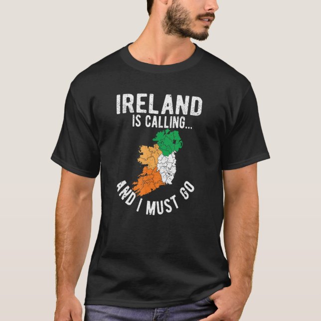 Camiseta Ireland Is Calling And I Must Go Irish Flag St Pat (Frente)
