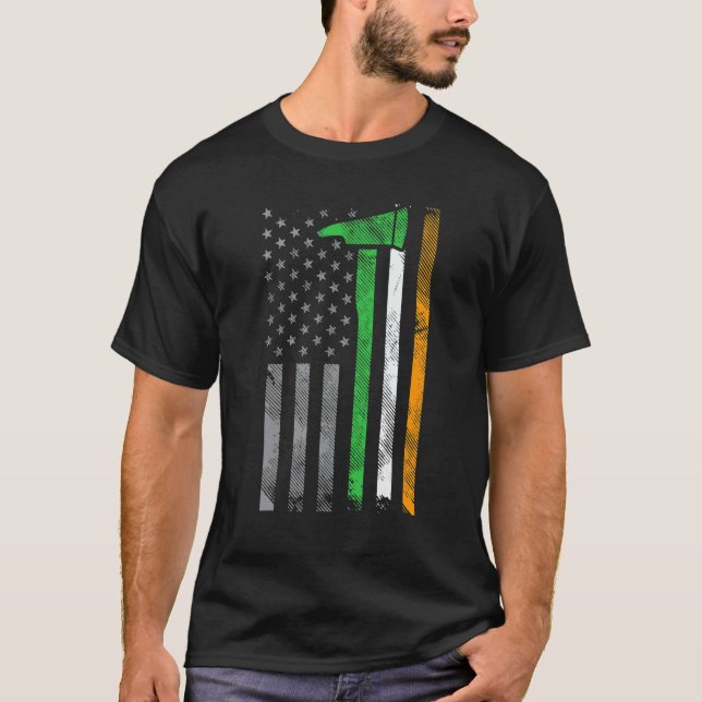 Camiseta Irish American US Flag Firefighter Axe Fire St Pat (Frente)