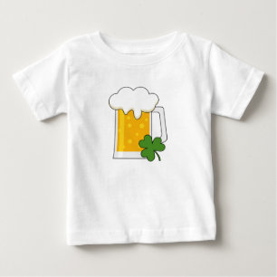 Camiseta Irish Beer Mug com Shamrock Clover