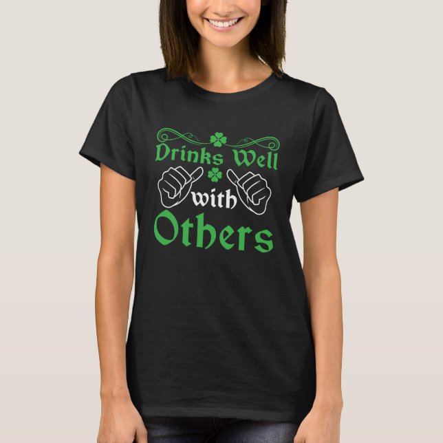 Camiseta Irish  C St Patrick's Day Drinks Well With Others (Frente)