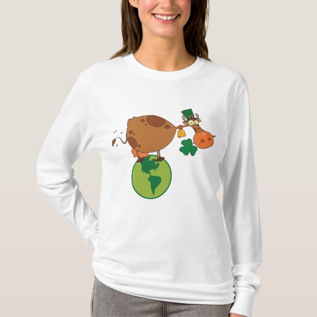 Camiseta Irish Leprechaun Cow Standing on Planet Earth (Frente)