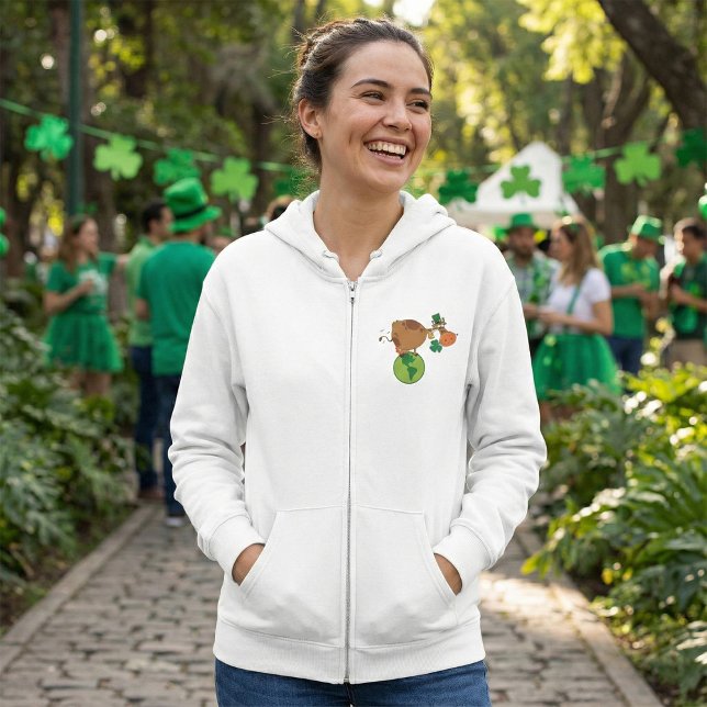 Camiseta Irish Leprechaun Cow Standing on Planet Earth (Criador carregado)