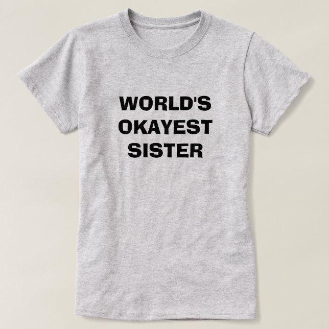 CAMISETA IRMÃ DO OKAYEST DO MUNDO (Frente do Design)