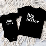 Camiseta Irmã Grande | Família Irmão Correspondente<br><div class="desc">Roupa personalizado impresso personalizado com gráfico "Big Sister" em fontes modernas modernas de tendências. Perfeito para uma foto de anúncio de gravidez ou um presente para irmãos mais velhos quando um novo bebê chega! Use as ferramentas de design para editar as cores ou adicionar seu próprio texto e fotos para...</div>