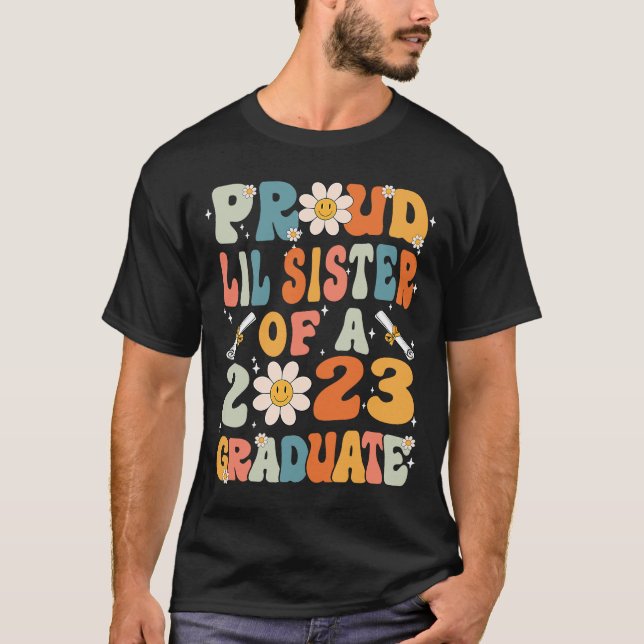 Camiseta Irmã Lil Orgulhosa De Uma Classe De Formando Gradu (Frente)