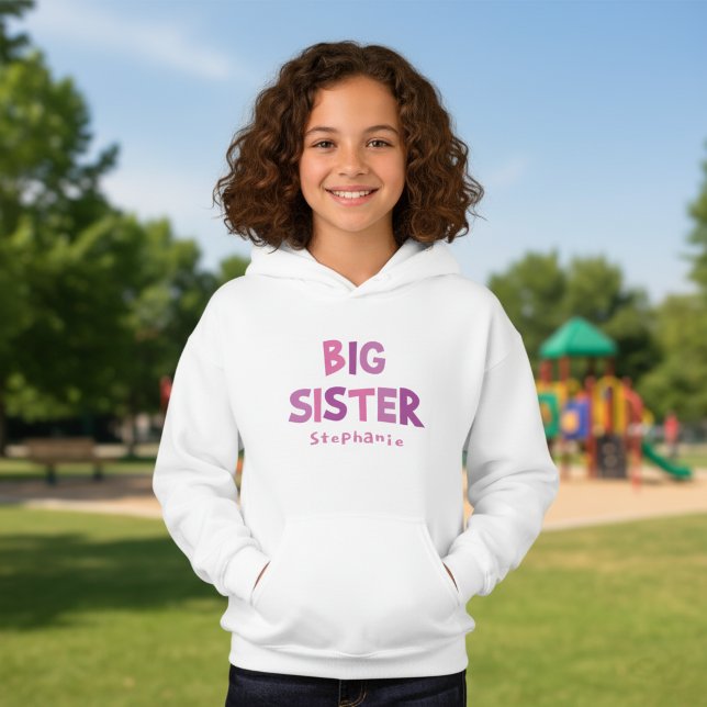 Camiseta Irmã Mais Velha Personalizada (Personalized big sister hoodie with a custom name and girly colored typography.)