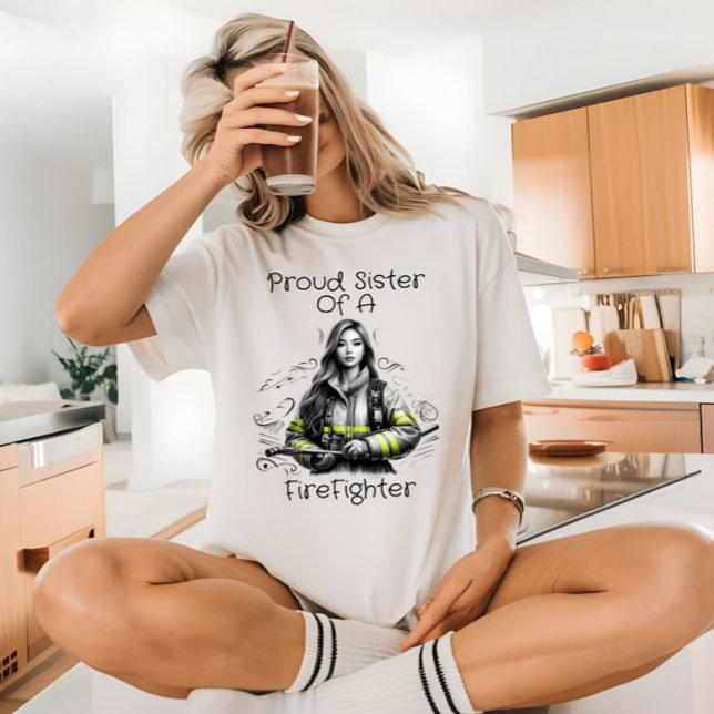 Camiseta Irmã Orgulhosa De Um Combatente De Fogo W (Criador carregado)