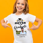 Camiseta Irmã Orgulhosa de um formando 2023<br><div class="desc">Comemore a graduação de seu irmão ou irmã com esta camiseta moderna com a legenda "Irmã Orgulhosa do Formando" em fontes contemporâneas negras decoradas com um boné formando com uma fita de ouro. Personalize facilmente essa camiseta com uma foto do formando, do ano de graduação e o nome da escola...</div>