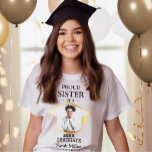 Camiseta Irmã Orgulhosa de um Formando 2025 com Foto e Nome<br><div class="desc">Celebre a grande conquista de seu irmão com esta camisa de graduação personalizada para uma irmã orgulhosa! Apresentando uma foto personalizada, o nome de um formando, e a escola, esta camisa é uma maneira divertida e significativa de mostrar seu apoio e amor no dia da formatura. Perfeito para cerimônias, festas...</div>