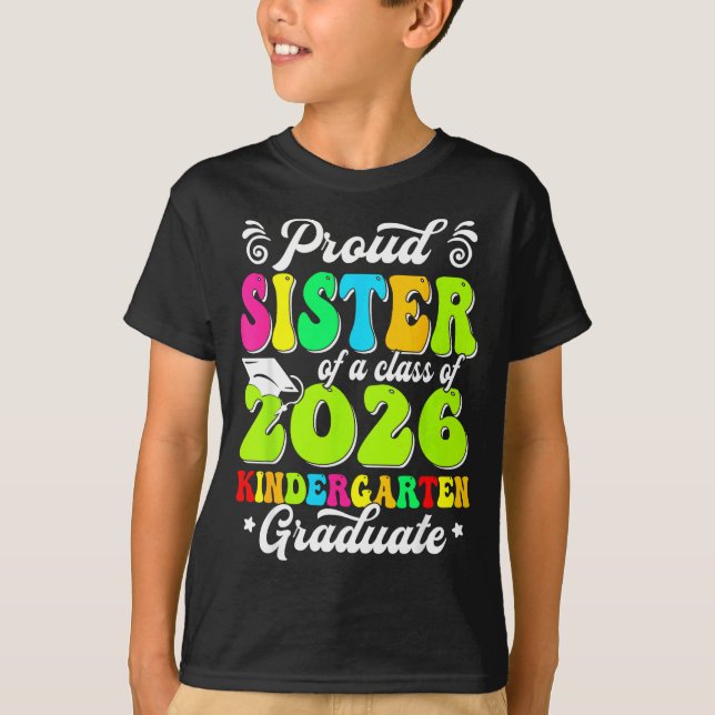 Camiseta Irmã orgulhosa de um formando da turma de 2026 (Frente)