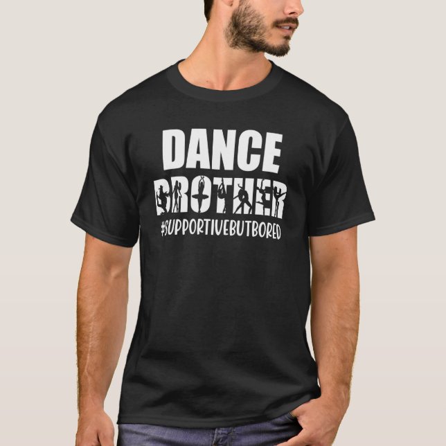 Camiseta Irmão Dança Apoiando, Mas Irmã Dança Entediada (Frente)