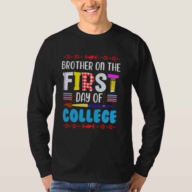 Camiseta Irmão No Primeiro Dia Da Faculdade Mãe Pai De Volt (Frente)