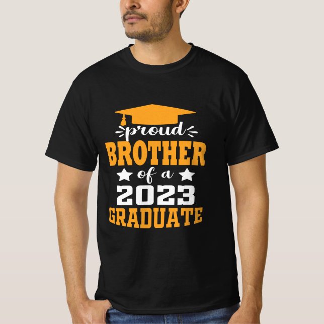 Camiseta IRMÃO Orgulhoso de uma Classe de Moderno Formando  (Frente)