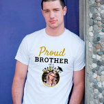 Camiseta Irmão Orgulhoso de uma Foto do Boné de formatura d<br><div class="desc">Irmão Orgulhoso de uma Camiseta Fotográfica do Boné de formatura Formando. Camiseta personalizada para um irmão formando orgulhoso com um boné de formatura e uma foto do formando. Adicione sua foto. Você pode mudar qualquer texto na camiseta.</div>