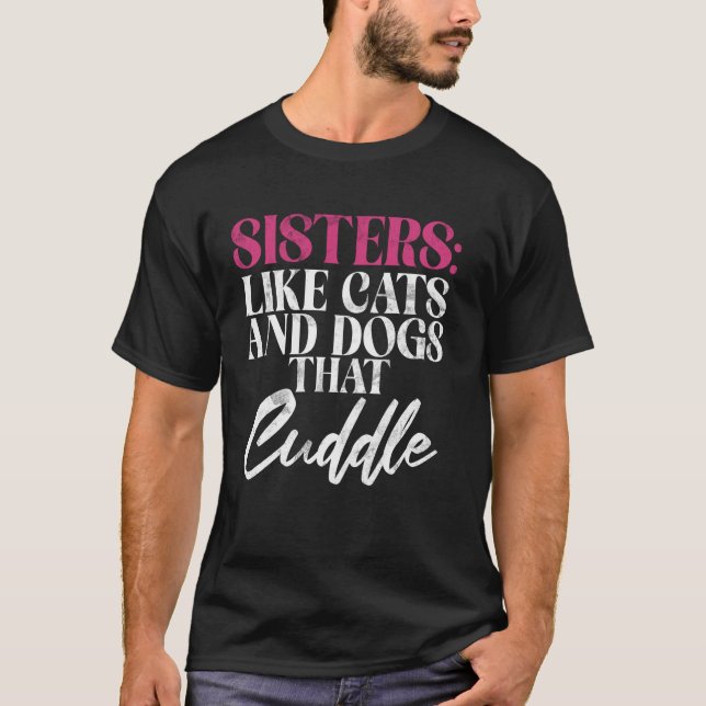 Camiseta Irmãs Como Gatos e Cães Que Abraçam Irmã (Frente)