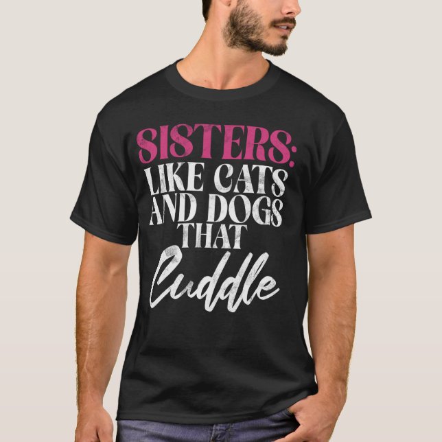 Camiseta Irmãs Como Gatos e Cães Que Abraçam Irmã (Frente)