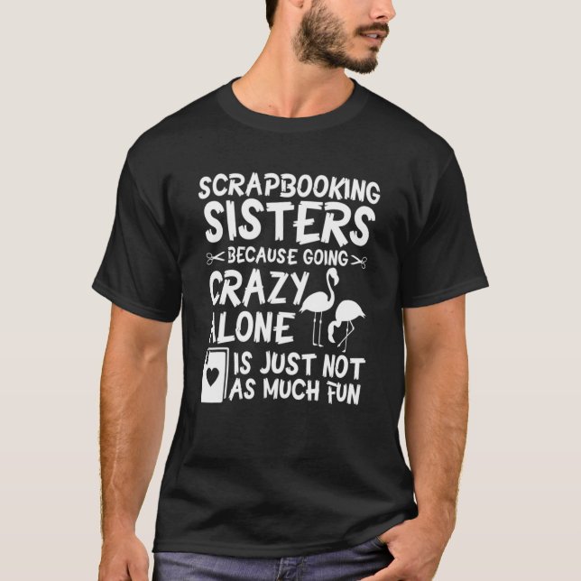 Camiseta Irmãs Crazy Sozinhas Flamingo Legal (Frente)