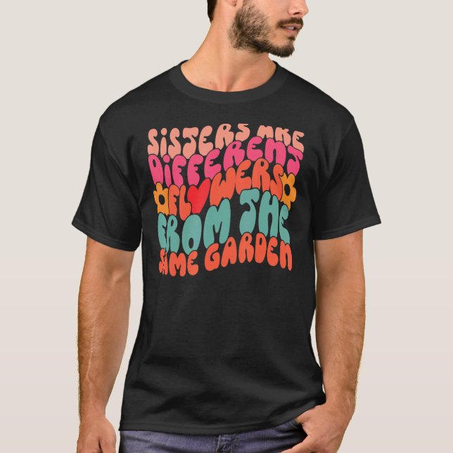 Camiseta Irmãs São Flores Diferentes Do Mesmo Jardim (Frente)