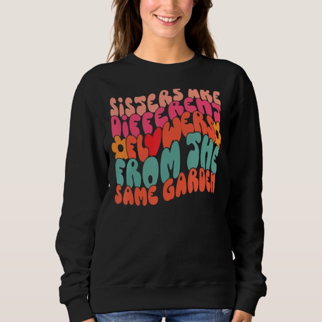 Camiseta Irmãs São Flores Diferentes Do Mesmo Jardim (Frente)