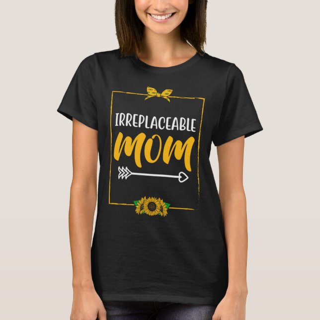 Camiseta Irreplaceable Mom Mother s Day Motivational Quote  (Frente)