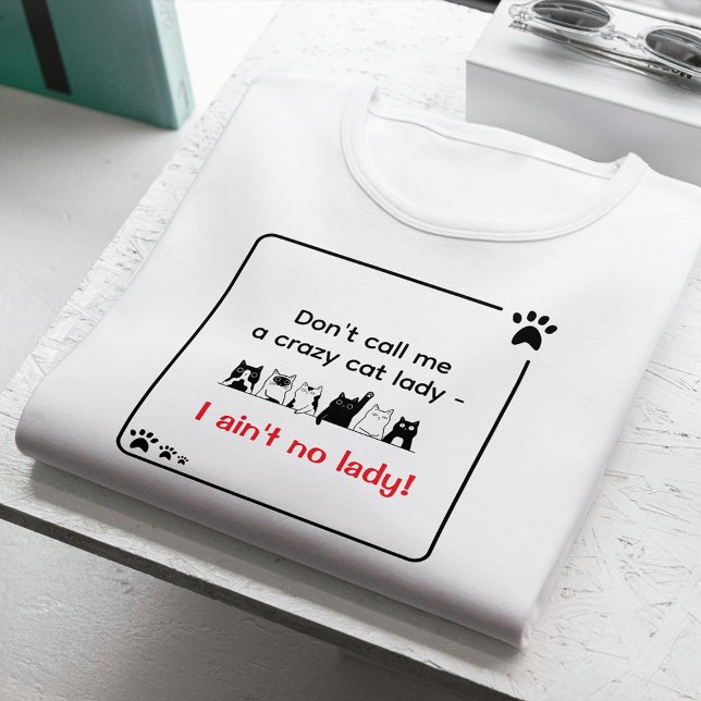 Camiseta Irreverent Humor Sassy Cat Lady  (Folded I ain't no lady sassy tshirt)