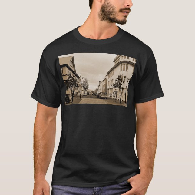 Camiseta Islândia Reykjavik Cityscape Sepia (Frente)