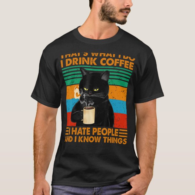 Camiseta Isso É O Que Eu Faço Eu Bebo Café Eu Odeio Pessoas (Frente)