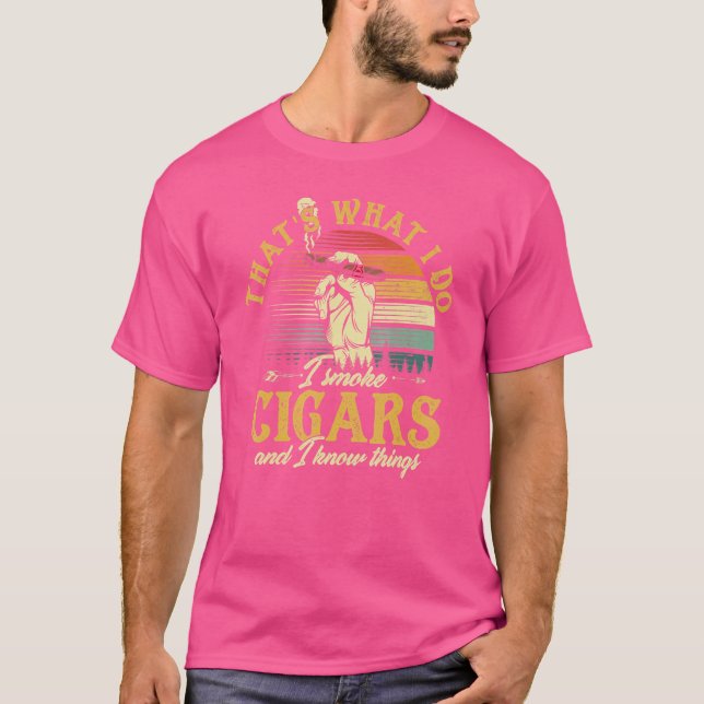 Camiseta Isso É O Que Eu Faço Eu Fumo Charutos E Eu Sei Das (Frente)