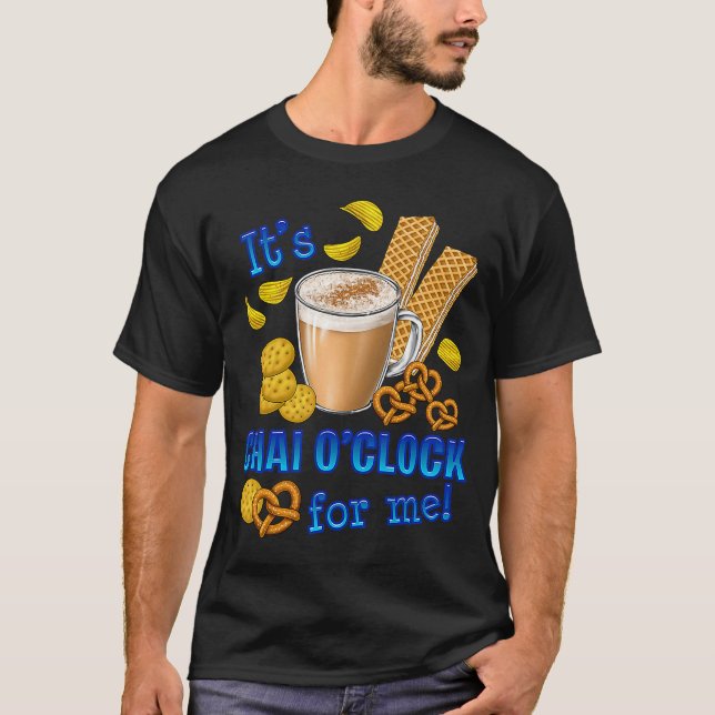 Camiseta It Is Chai O Clock  Coffee Tea Drink (Frente)