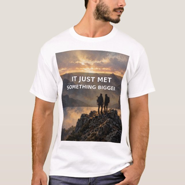 Camiseta It Just Met Something Bigger — Presente d (Frente)