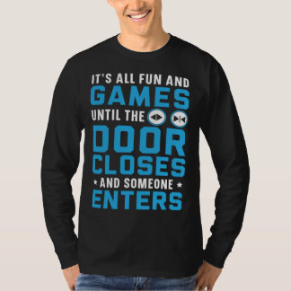 Camiseta It s All Fun And Games Until The Door Closes Someo