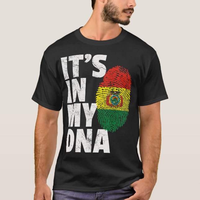 Camiseta IT_S NO MEU DNA Boliviana Flag Men Women PRINCÍPIO (Frente)