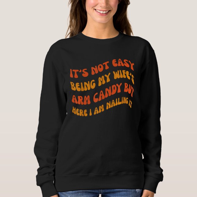 Camiseta It s Not Easy Being My wife s Arm Candy  Groovy St (Frente)