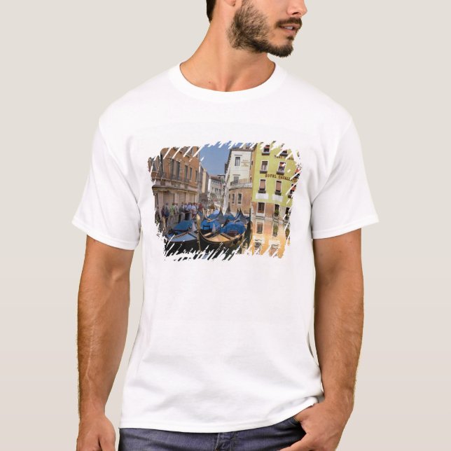 Camiseta Itália, Veneza, gondolas amarradas ao longo do can (Frente)